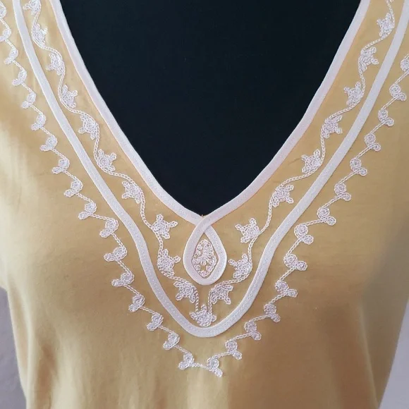 Gap Short Sleeve V-neck Tee with Embroidery Large - Picture 2 of 7